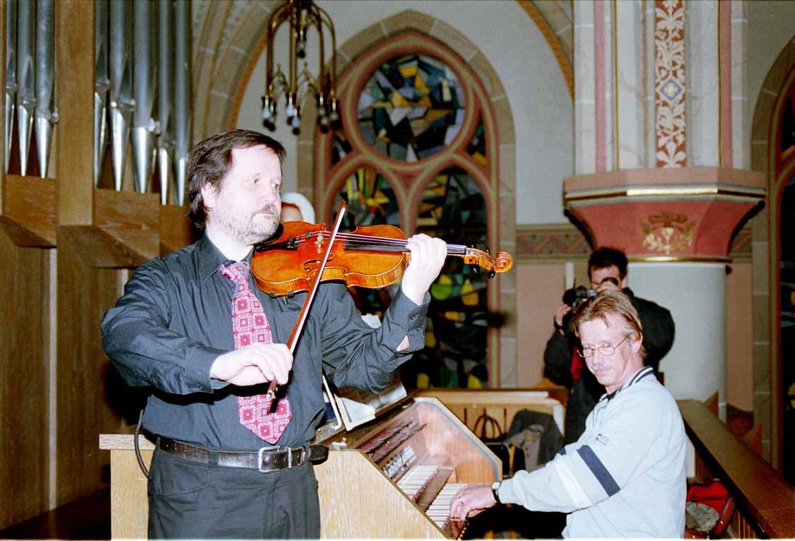Im Gegensatz zu Alleinunterhalter und phonstarker Discomusik erzeugen die unverst&auml;rkt eingesetzten Instrumente einen angenehmen musikalischen Teppich. 