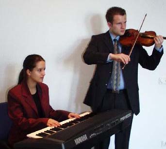 Wir spielen f&uuml;r Sie die gro&szlig;en Walzer von Johann Strau&szlig; Vater und Sohn ebenso wie die schwungvollen Melodien von Paul Lincke, Franz Leh&aacute;r oder Walter Kollo. Es erklingen Foxtrott, Tango, Rheinl&auml;nder, Polka und vieles mehr. Werfen Sie doch mal einen Blick in unser das auch die zurecht so beliebten Evergreens der 30er, 40er und 50er Jahre enth&auml;lt, von denen wir viele dem Tonfilm verdanken..